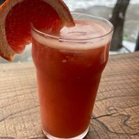 Свежевыжатый грейпфрутовый сок в Контейнер