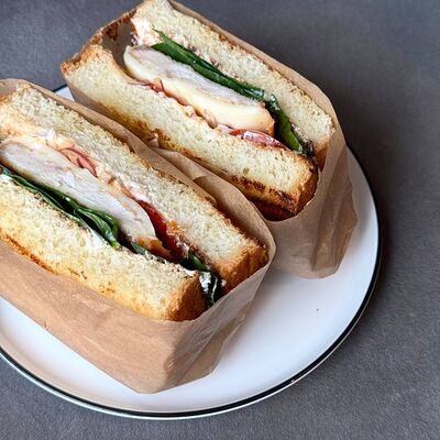 Сэндвич с курицей и моцареллой в Гости, бистро по цене 540 ₽