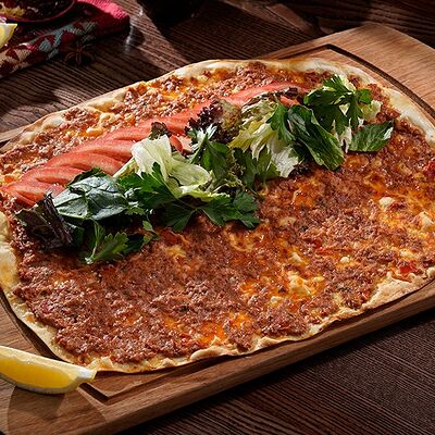 Лахмаджун с говядиной и томатами в Серкан по цене 690 ₽