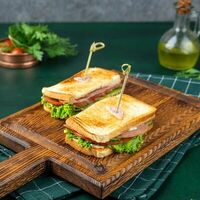 Сендвич с ветчиной в Кафе-бар Kitchen
