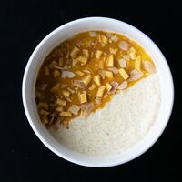 Рисовая каша на кокосовом молоке с пюре из манго в STG CAFE