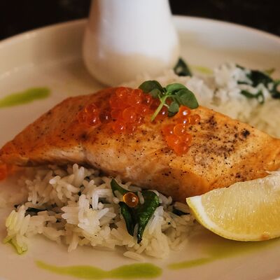 Семга с рисом и сливочным соусом в Nest по цене 1400 ₽