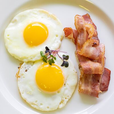 Яичница-глазунья с беконом в Mybion по цене 340 ₽