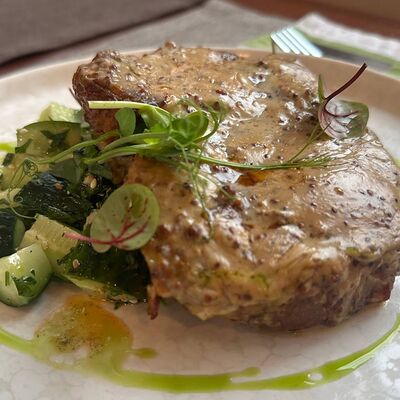 Корейка свиная на кости, запечённая в соусе сливочный демиглас в Бальзамин по цене 760 ₽