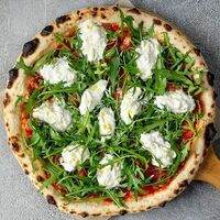 Рукола и сыр страчателла в Искра Бистро