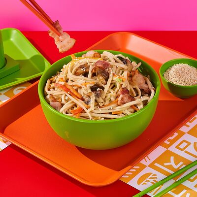 Вок с беконом и грибами в сливочном соусе в Korean Chick по цене 397