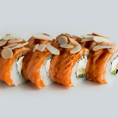 Ролл Филадельфия карамель с опалённым лососем в Mad Chicken по цене 780 ₽