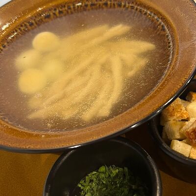 Бульон куриный с перепелиными яйцами в Гриль бар Онар по цене 290 ₽