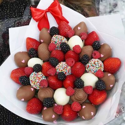Букет радужные Сердца M в Клубника в шоколаде VeryBerryLab по цене 10670 ₽