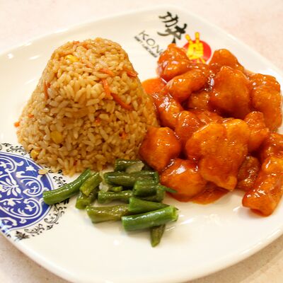 Курица в кисло-сладком соусе с жареным рисом в Kong Fu по цене 630 ₽