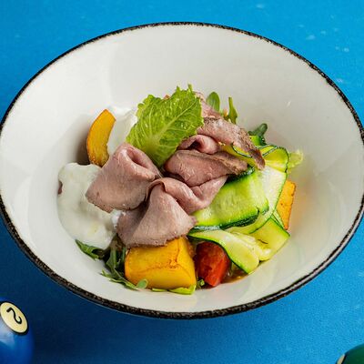 Салат с ростбифом, цукини и страчателлой в Мастер и Маргарита по цене 770 ₽