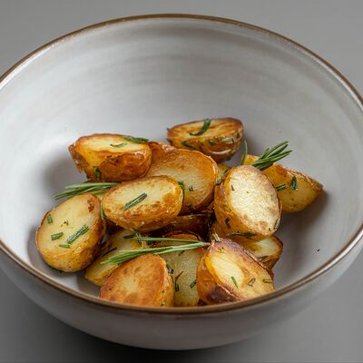 Запеченный мини-картофель с розмарином в Myst по цене 470 ₽