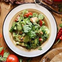 Салат с цыпленком и соусом киндзмари в Хачапури и вино