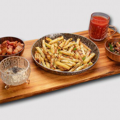 Картофель жареный по-домашнему с беконом, грибами и каймаком и томатной сангритой в Жигули по цене 1010 ₽