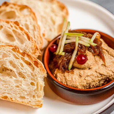 Паштет из куриной печени с луком конфи в Крылышко или Ножка по цене 340 ₽