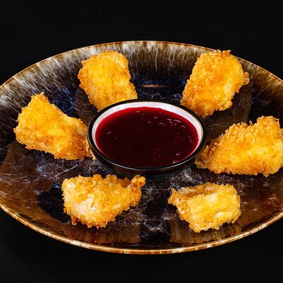 Жареный камамбер с брусничным соусом в MOS Lounge & Bar по цене 550 ₽