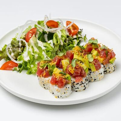 Ролл с тартаром из тунцав Kuji Sushi по цене 1140 ₽