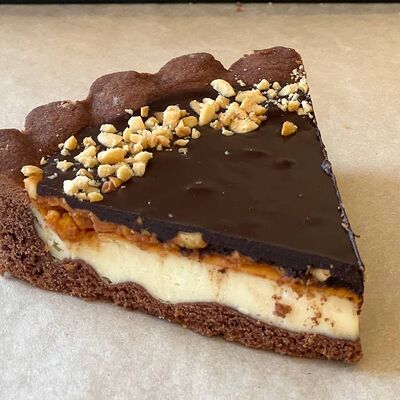 Пирог песочный с творожным сыром Сникерс сегмент в Пекарня хлеб батон по цене 139 ₽