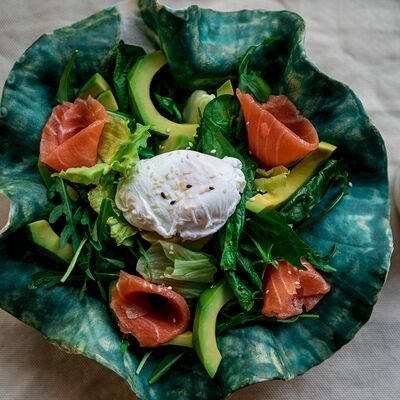Зелёный салат с авокадо, яйцом пашот и лососем в #proсчастье по цене 650