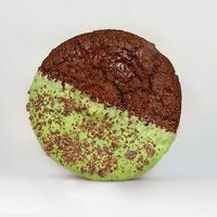 Биг Вупи Пай с матчей и шоколадом в Surf Coffee x Wings