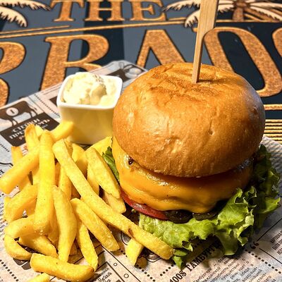Бургер с говяжьей котлетой, картофелем фри и соусом (неострый) в Barbados bar по цене 750 ₽
