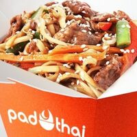 Говядина в азиатском чили с яичной лапшой в Pad Thai