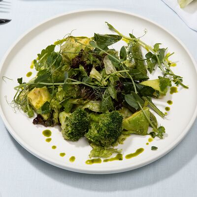 Салат зеленый с брокколи, авокадо, огурцом в Замок Двин по цене 600 ₽