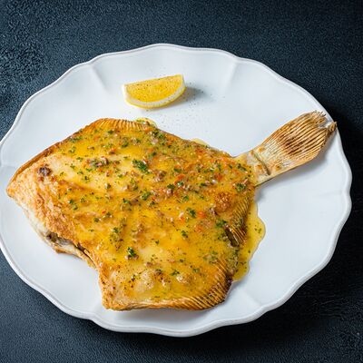 Целая камчатская камбала, жаренная на сковороде в Florentini City Café по цене 1350 ₽