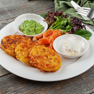 Драники с лососем и гуакамоле в Трапезная по цене 650 ₽