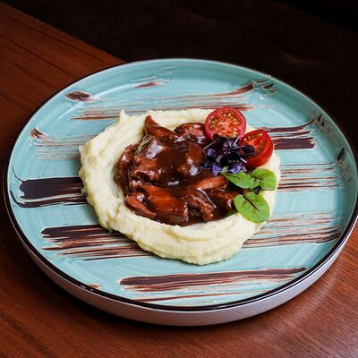 Томленая свинина с картофельным пюре в Dimcoffee по цене 570 ₽