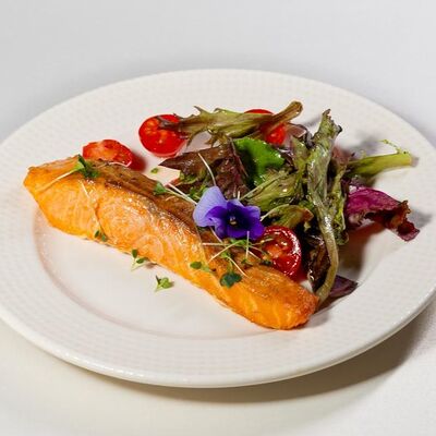 Мурманский лосось с зелёным салатом в Гоголь по цене 1250 ₽