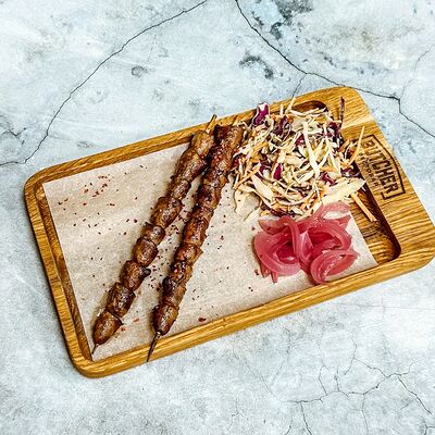 Шашлычки из куриных сердечек с салатом Коул слоу в Butcher по цене 660 ₽