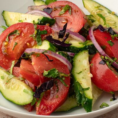 Салат из свежих бакинских овощей в Даймохк по цене 950 ₽