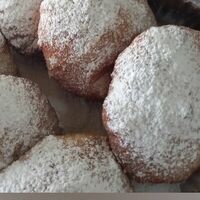 Пончик с вишнёвой начинкой и кусочками вишнив Пончиковая