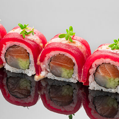 Ролл с тунцом, лососем и дорадо в Naomi Sushi по цене 1800 ₽