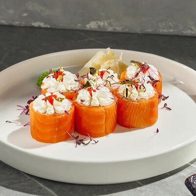 Ролл Филадельфия с красной икрой в Гастробар DOM по цене 990