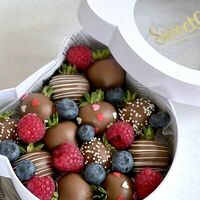 Клубника в шоколаде Сладкий мишка S в SweetGift клубника в шоколаде