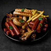 Ассорти колбас с куриными крыльями и картофелем фрив Level kitchenbar