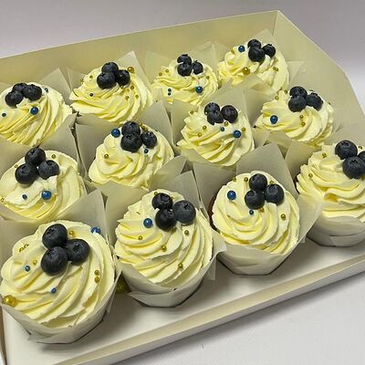 Капкейки с голубикой в декорев Кондитерская VO по цене 4950 ₽