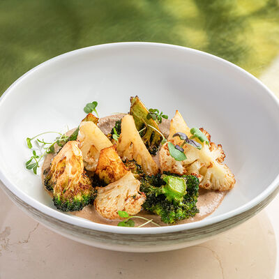 Брокколи и цветная капуста с ореховым соусом в Муссоны по цене 460 ₽