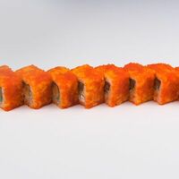 Фирменный ролл Калифорния с лососем в Woki