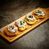 Драники с тартаром из копченой скумбрии, соленого огурца и куриного яйца в Корчма