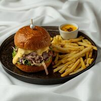 Бургер с ягненком и аджикой в Hamster