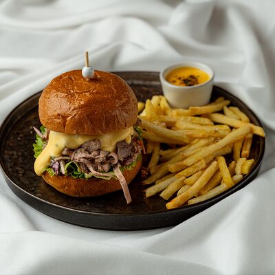 Бургер с ягненком и аджикой в Hamster по цене 1290 ₽