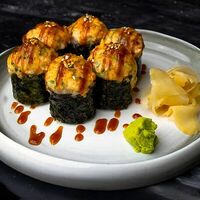 Запеченный ролл с угрем и японским омлетом в Medusa by Novikov