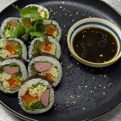 Корейский ролл Кимпаб с говяжьей сосиской в Тэхо по цене 490 ₽