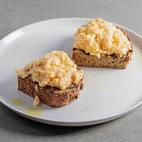 Тост и скрэмбл с трюфельным маслом в 321 Club by Novikov