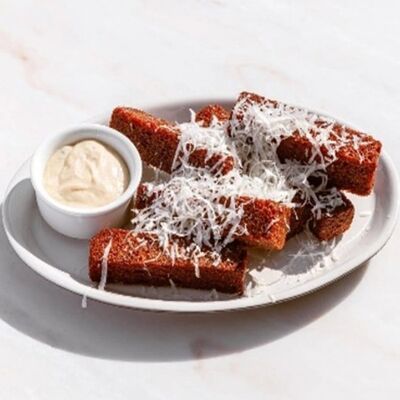 Чесночные гренки с соусом блю чиз в Brasserie Lambic по цене 670 ₽