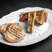 Запеченная мозговая кость с гренками в Capo Ristorante