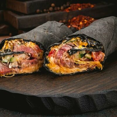 Шаурма с курицей в черном лаваше в Регистан Шаурма по цене 250 ₽